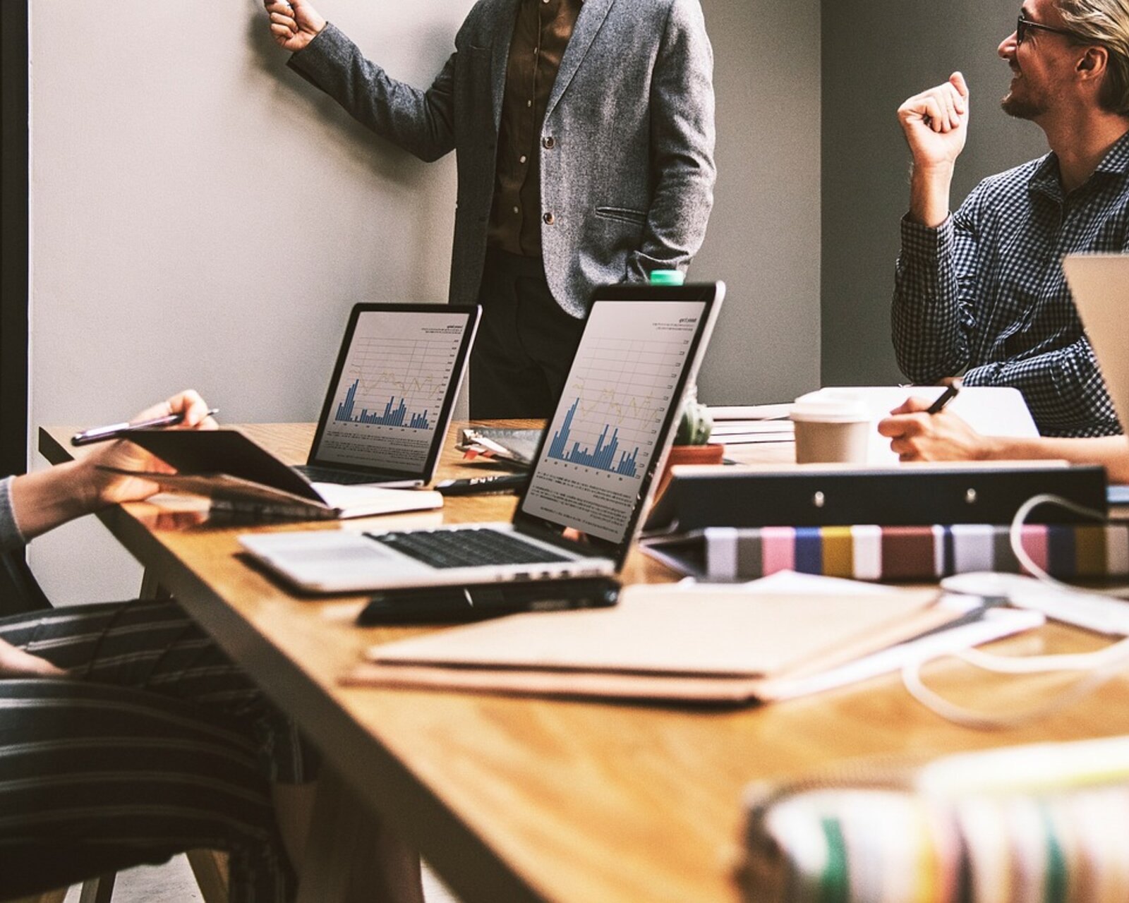 南昌品牌设计公司怎么选品牌策略商务讨论配图