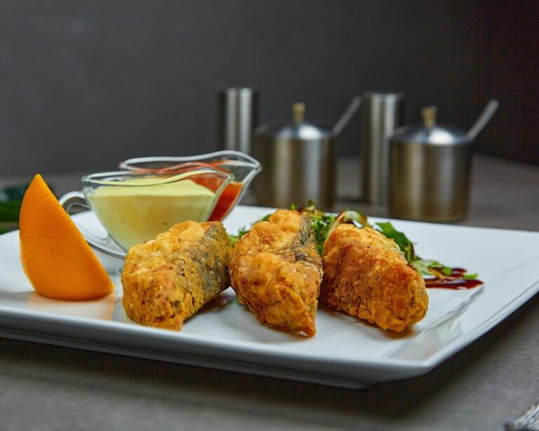 南昌餐饮设计公司菜单与餐厅场景配图