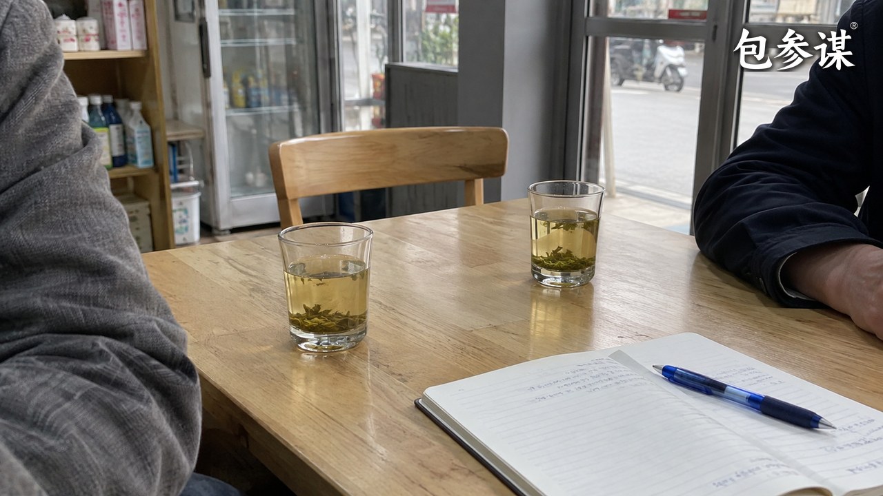 门店小桌上记录客户反馈的笔记本和两杯茶