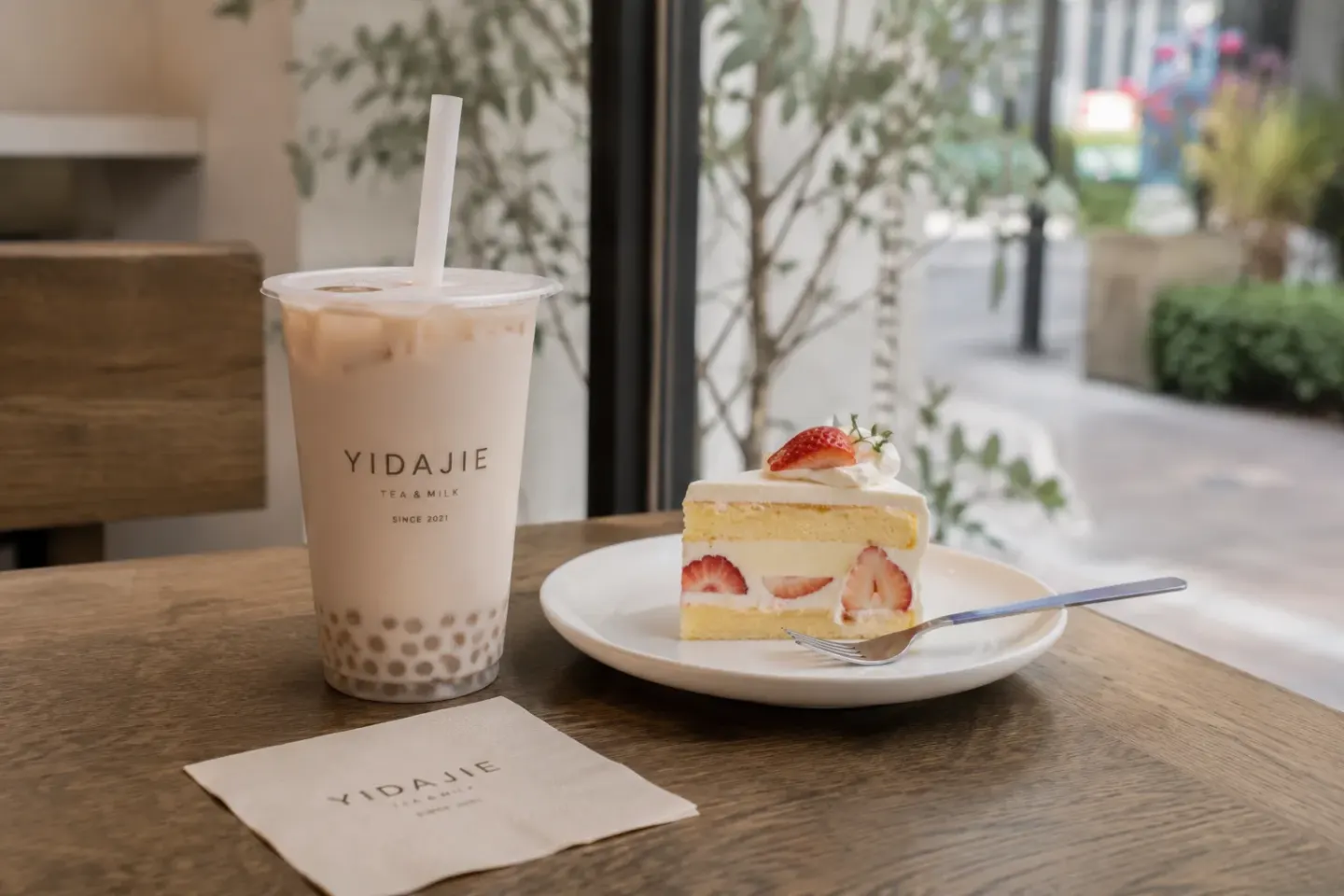 一大街茶饮产品与甜品消费场景实拍